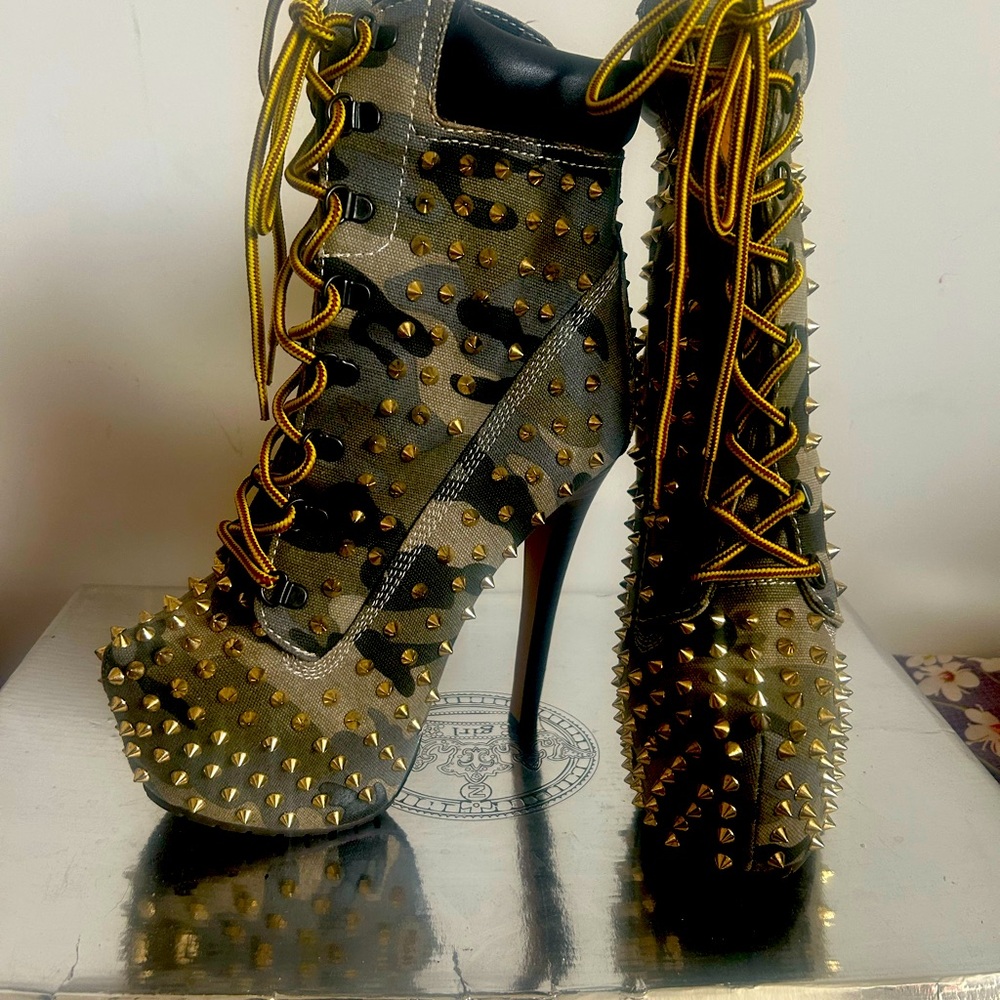Brand New Zigi Girl Gold spiked, Army Fatigue Platform Boots